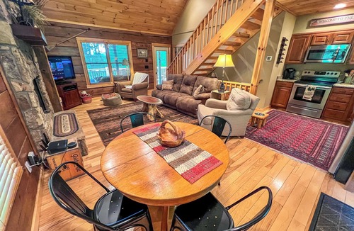 Todd Cabin | Bearly Behaving | 3BR Cabin w/Hot Tub, Pool Table, Fire Pit