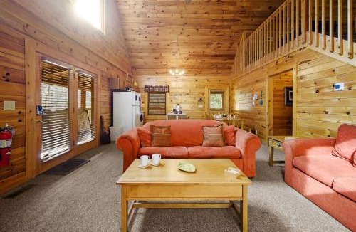 Sevierville House | Beautiful 2 Bed Cabin with Hot Tub and Resort Pool
