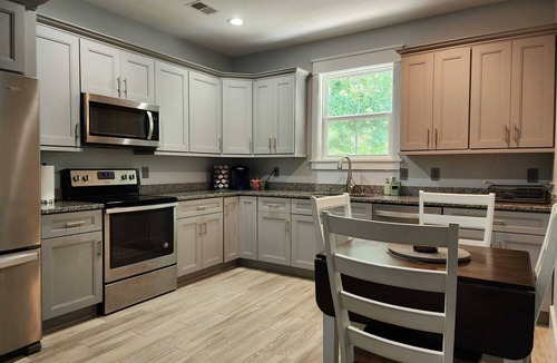 Mount Pleasant Apartment | Beautiful 2-bedroom Apartment above Garage with AC in charming Mount Pleasant
