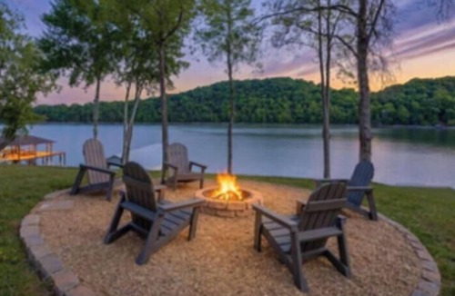 Oak Grove Cottage | Beautiful 2-bedroom Lake front cottage with AC in charming Johnson City