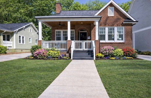 Commonwealth House | Beautiful 6 Bedroom Home, Walk to Shops and Dining