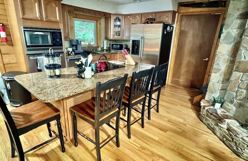 Blairsville Cabin | Beautiful Cozy Cabin- Sleeps 12-Epic Game Room, Hot Tub, Fire Pit, Swings, Pets