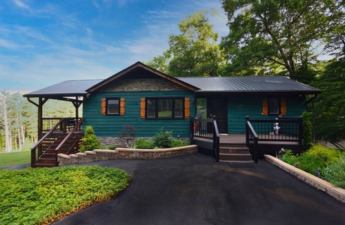 Roaring Gap House | Beautiful Mountain Getaway - Best Deck in the Mountains.