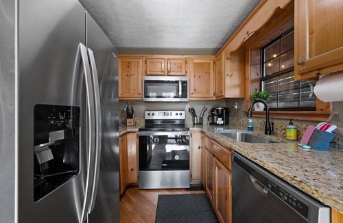 Sevierville Cabin | Beautiful Mountain VIEWS! Cozy! Privacy! Hot Tub! Pets OK! Pool & Fishing Pond!