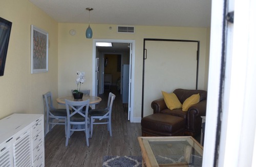 Ash Condo | Beautiful Ocean Front Views 1 BR 1 BA sleeps 8