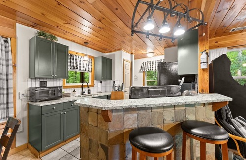 Helen Cabin | Beautiful Renovations, Hot Tub, Huge King Beds, Amenity Packed