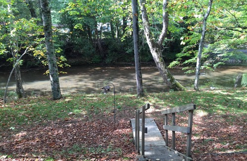 Newland Cabin | Beautiful riverside cabin