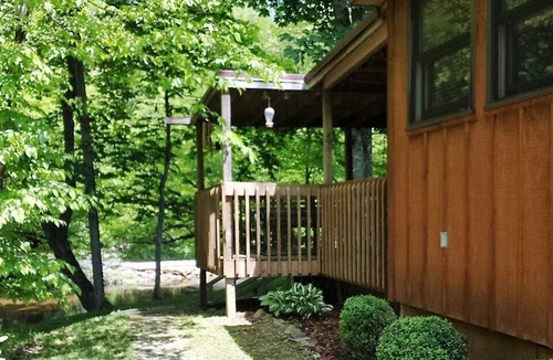 Newland Cabin | Beautiful riverside cabin