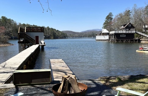 Tiger House | Beautifully Appointed, Contemporary Cottage on Lake Burton!