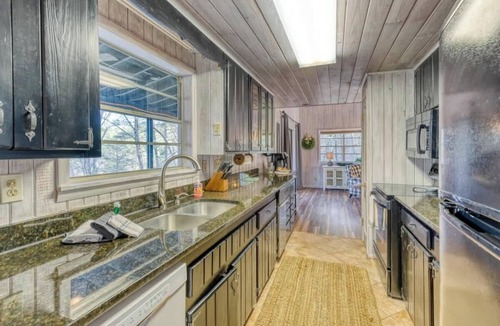 Raccoon Ridge Cabin | Best Aska Location, River Views, Hot tub & Games