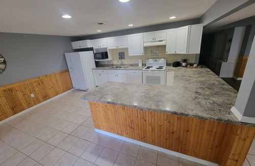 Marion House | Best sunset views on the lake, renovated 3 bedrooms, 2 bath sleeps 8 people.