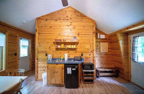 Farmdale House | Bethel Bungalow @ Agape Aldea | Cozy Cabin Sleeps 4