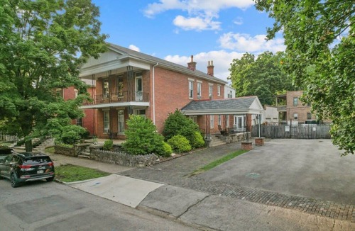 Italian Village Apartment | Big Retro House | Short North | Perfect for Groups