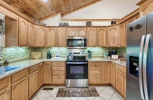 Sevierville Cabin | Big Swim Spa| Fire Pit| Dog| Easy Drive| 3 KingBed