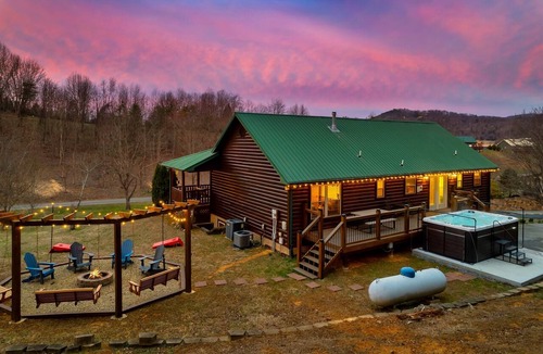 Sevierville Cabin | Big Swim Spa| Fire Pit| Dog| Easy Drive| 3 KingBed