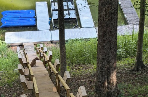Lucas Cabin | Bigfoot Bay On Barren River Lake! Lakefront, Smokey Mountain setting, Sleeps 14!