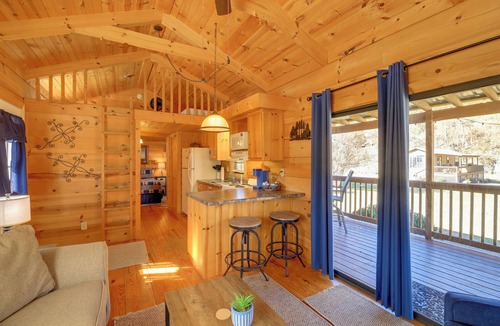 Damascus Cabin | Bike, Hike, Ride & Fish from Cozy Creekside Cabin
