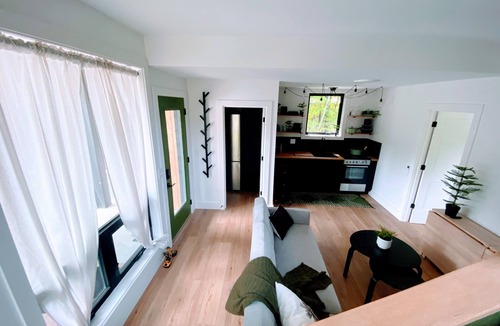 Black Mountain House | Black Mountain Pine House Modern, homey, and close to town!