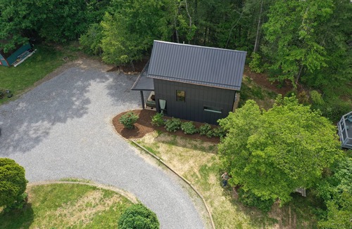 Black Mountain House | Black Mountain Pine House Modern, homey, and close to town!