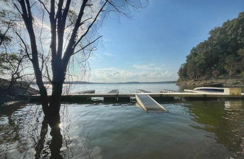 Scottsville House | Blessing by the Lake - Lakeside Cabin-Hot Tub Wifi