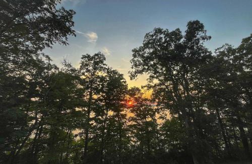 Scottsville House | Blessing by the Lake - Lakeside Cabin-Hot Tub Wifi