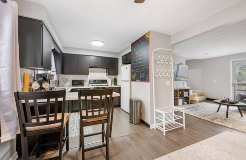 North Canton House | Blue Haven Retreat/Sleeps 6/Near Pro Football Hall of Fame & CAK/Pet Friendly
