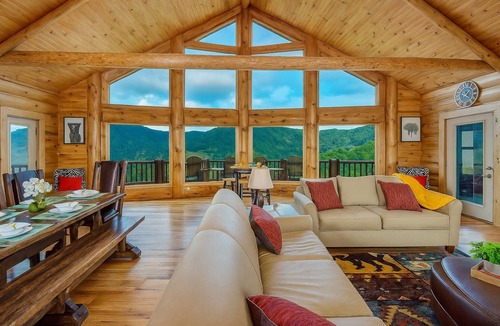Burnsville Cabin | Blue Ridge Mountain Lodge | Hot Tub, Theater, Games & Pets