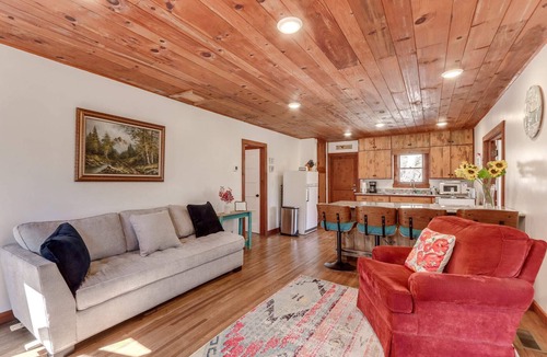 Raccoon Ridge Cabin | Blue River Charming cabin access to river, Blue Ridge.