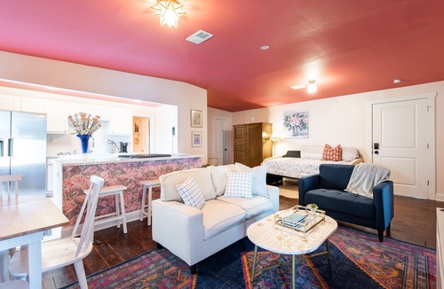 Schnitzelburg Apartment | Blush And Bashful Germantown Two Bedroom Apartment *FREE PARKING*