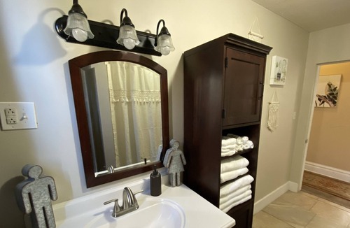 Ashland Apartment | Boho Beauty- 2 Bedroom/1 Bath close to KDMC, Cabell, and HTS Airport
