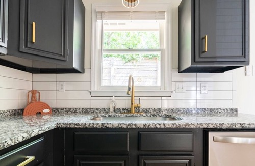 Lexington House | Boho-Glam Bungalow 2 Kings, Fire Pit, Fenced Yard, Pet Friendly, Prime location