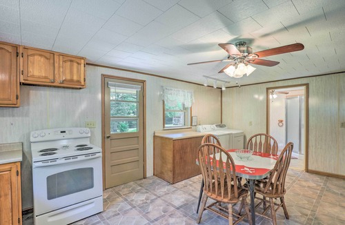 Marshall Cabin | Bonfires & BBQs! Creekside Retreat in Marshall