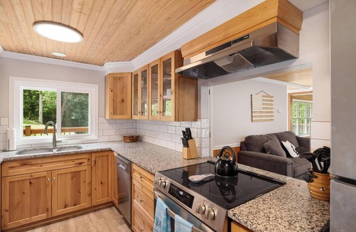 Piney Flats House | Boone Lake House with Hot Tub, Wrap Deck & Fire Pit — Sleeps 8