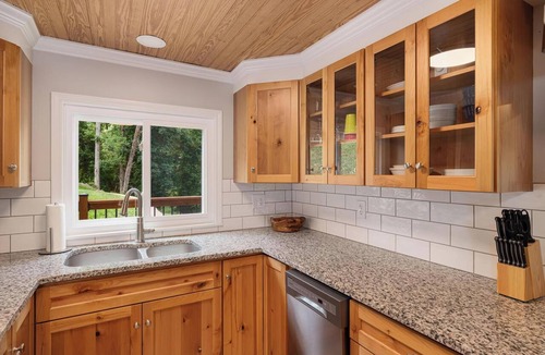 Piney Flats House | Boone Lake House with Hot Tub, Wrap Deck & Fire Pit — Sleeps 8