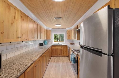 Piney Flats House | Boone Lake House with Hot Tub, Wrap Deck & Fire Pit — Sleeps 8