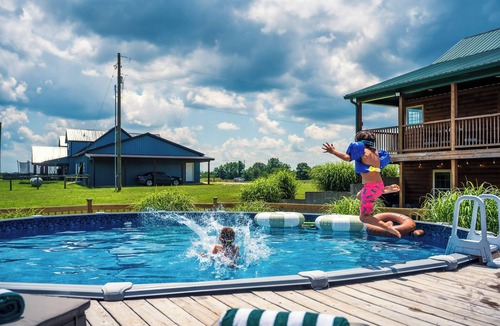 Bardstown Cabin | Bourbon Trail Cabin Pool Firepit Game Room Hot Tub