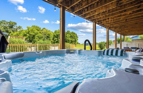 Bardstown Cabin | Bourbon Trail Cabin Pool Firepit Game Room Hot Tub