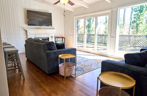 Buford Highway House | Bright & Comfy ~ 5 star Location~ Large Deck Oasis