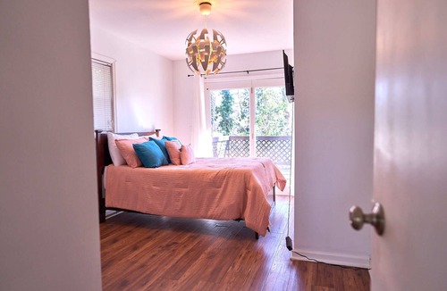 Buford Highway House | Bright & Comfy ~ 5 star Location~ Large Deck Oasis