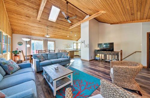 Southern Shores House | Bright Southern Shores Family Home Less Than 1 Mi to Beach