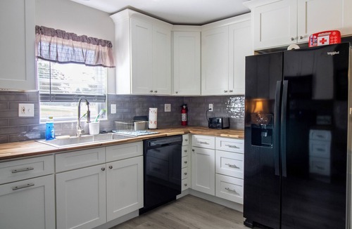 Knoxville House | Brilliance of Bradshaw! 10 min from Downtown Knoxville!