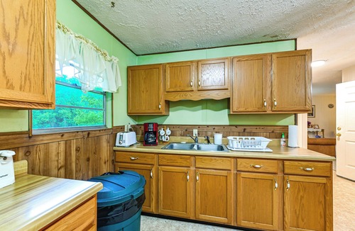 Manchester Apartment | Bring Your Pets! Walkable Retreat in Manchester