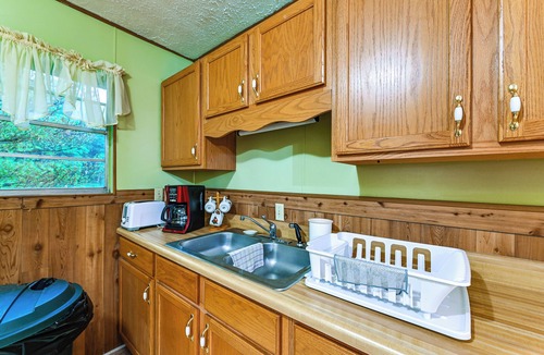 Manchester Apartment | Bring Your Pets! Walkable Retreat in Manchester