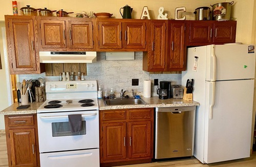 Beech Mountain Cabin | Buck Haus- Land of Oz! Pets! Fireplace + Creek