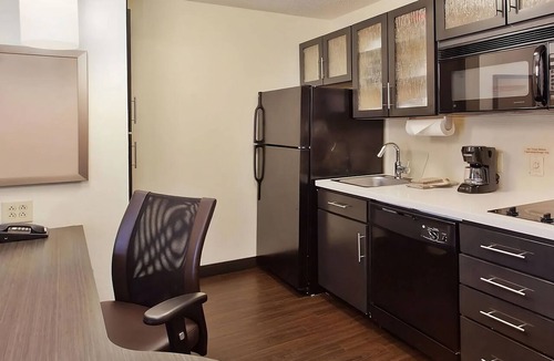 Ashley Oaks Hotel | Budget-friendly Suite with Kitchen just a short drive from McGhee Tyson Airport