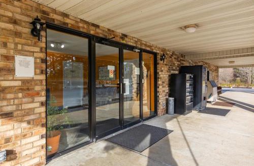 Orlinda Hotel | Budget Host Inn by Hotel O Portland near I-65