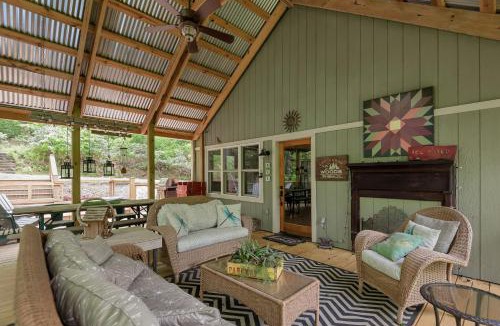 West Jefferson House | By The New River - Hot Tub - Fireplace - Covered Porch