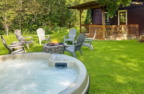 Bryson City Cabin | Cabin ∙ 2 bedrooms ∙ 6 guests