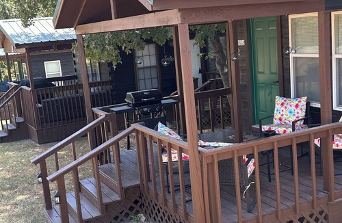 Texanna Cabin | Cabin 2: Cozy Tiny Cabin, Sleeps 4, Pet Friendly