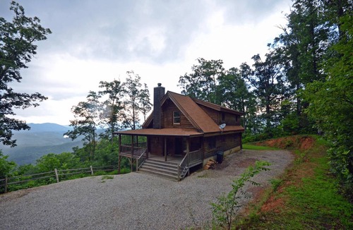 Bryson City Cabin | Cabin ∙ 3 bedrooms ∙ 10 guests